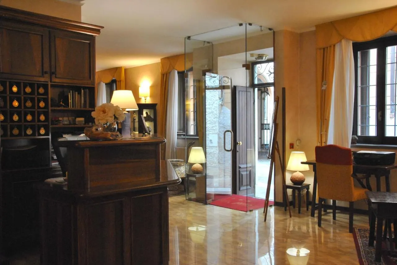 Hotel Pavone Angera Italia