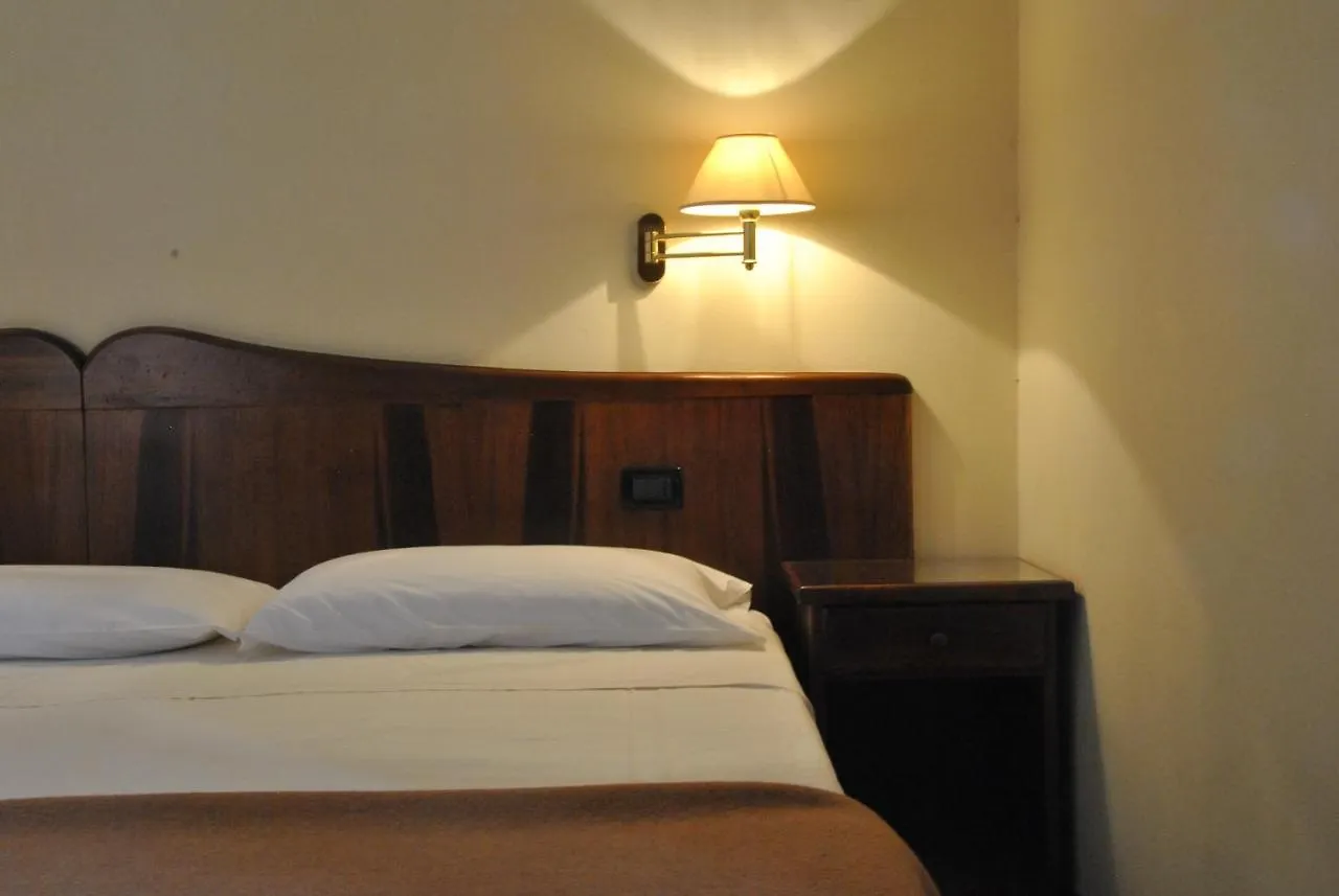 Hotel Pavone Angera 3*,  Italia