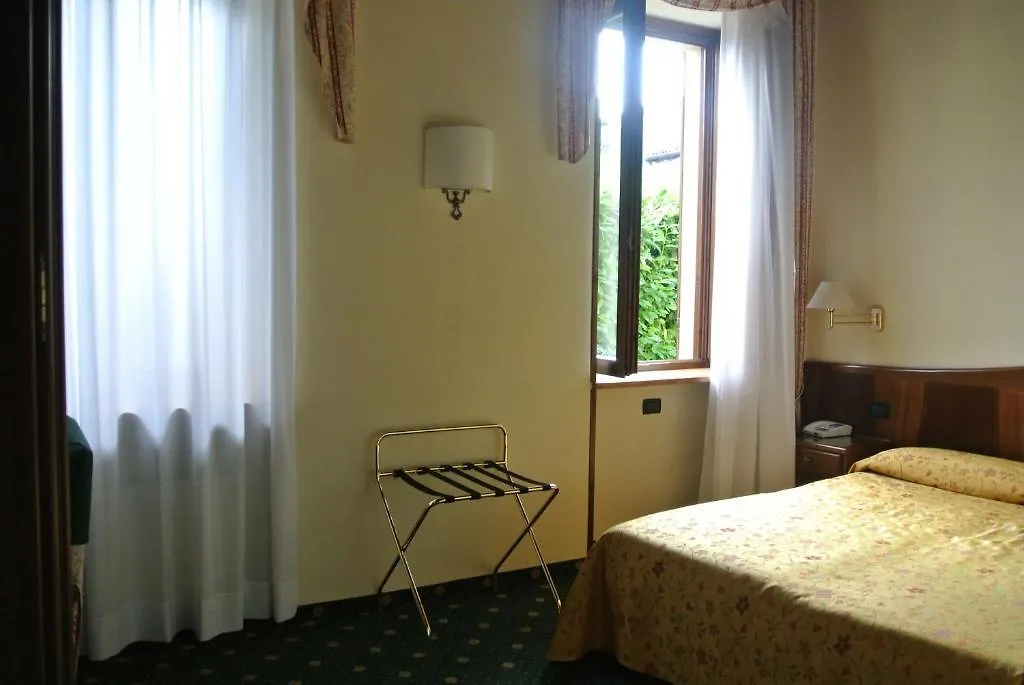 Hotel Pavone Angera