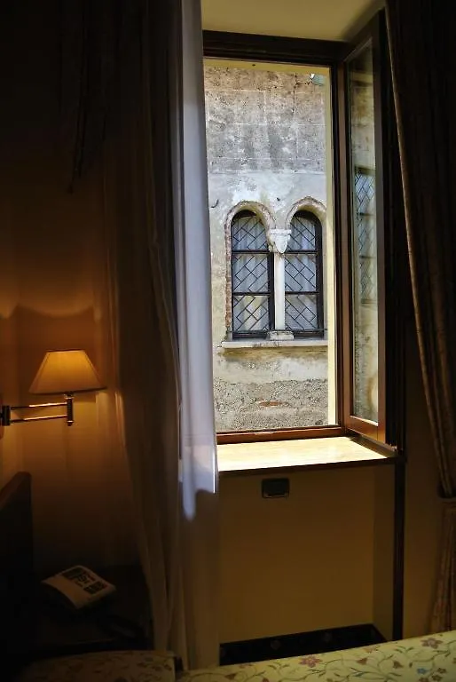 Hotel Pavone Angera Italia